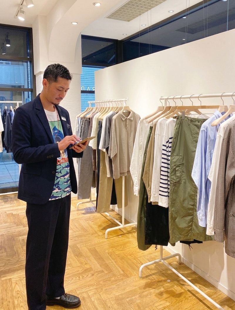 店内でスタッフがスマホを操作している様子
